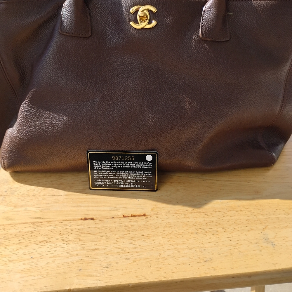 CHANEL Gold Leather Tote with Classic Elegance - Picture 9 of 10